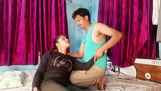 Saat mengajar, guru memasukkan penisnya ke mulut siswa.