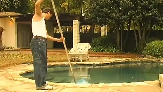 Azgın orta yaşlı seksi kadın havuz başında parmaklanıyor ve sikiliyor