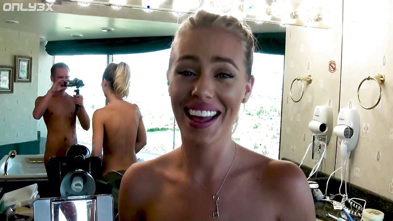 Nicole Aniston fickt die männer, die sie date