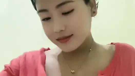 Ibu-ibu sange dengan toket besar lagi sendirian di rumah