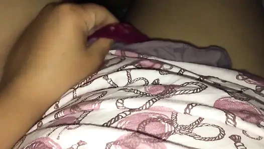 Sie streichelte vor der arbeit ihre muschi