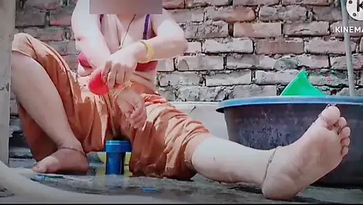 Nettes weiches heißes sexy video-dorf heißes mädchen badet