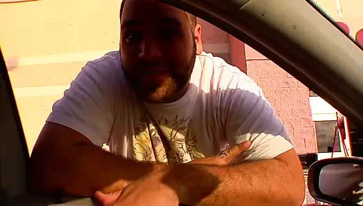 Sarışın kaltak bacaklarımı emiyor ve sonra sert sikiliyor