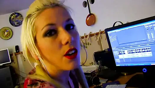 Gadis bertato pirang toket besar ngentot pantatnya pakai jari