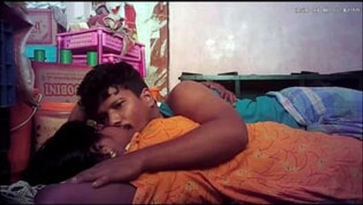 Индийская деревенская домохозяйка получает горячий поцелуй губ