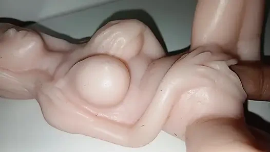 Мини секс-куклу трахнули большие пальцы