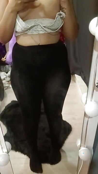 מופע פנטזיה עם תחתונים וגרביונים