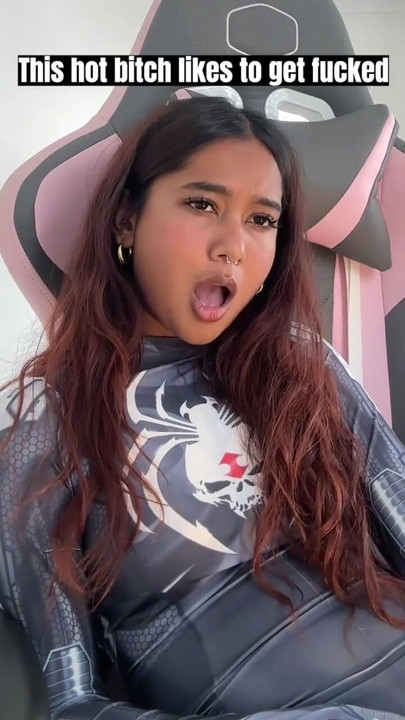 Liten desi jente Mia Z onanerer og reagerer på hentai | Klipp 2