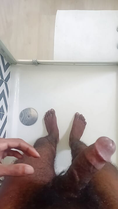 Jim se masturba em um Airbnb e explode uma enorme carga