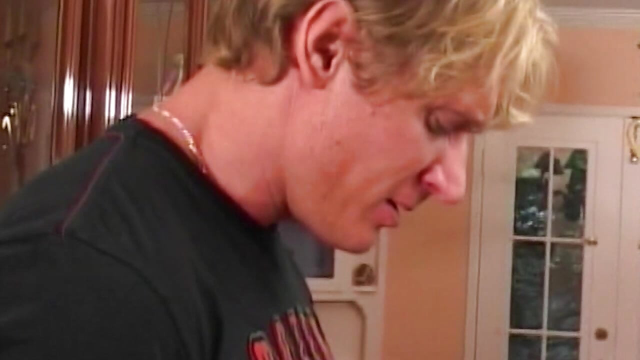 Heiße Blonde in intensiver Session