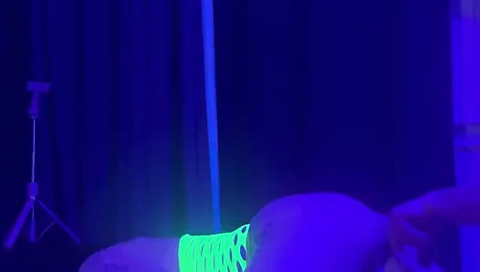 Подкравшись, шлюшка принимает огромный член