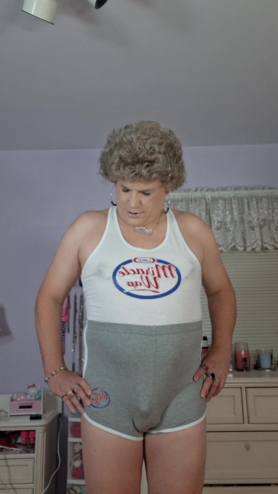 私の大きくて美味しいお尻は触られて舐められたり、小さくしなんだクリトリスを揉みたい!