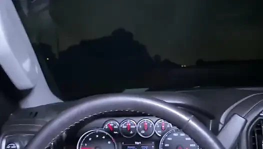 Ich verlor mich an Halloween im wald in der dunkelheit, als ich mitten in der nacht auf einen schwanz schluckte