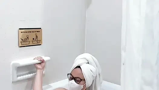 Pesona wanita kebaya hitam mandi lanjut masturbasj