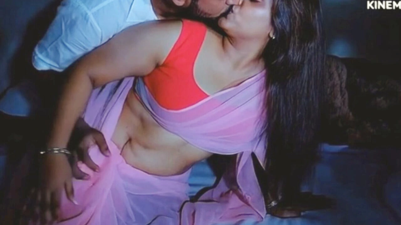 我的丈夫像一个玩弄男孩一样操她的嫂子，我帮助他们