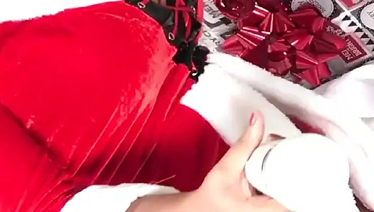 Sexy Nina rivera spielt mit ihrer muschi und lutscht Don Hurens schwanz unter dem weihnachtsbaum