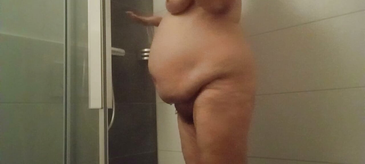 Mature BBW makes her big belly wiggle Eva Pur