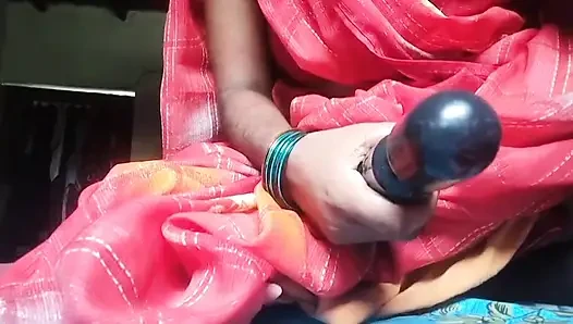 Büyük vajinalı yenge, parmağını vajinasına soktu ve seks vibratörüyle vajinadaki suyu çıkardı.