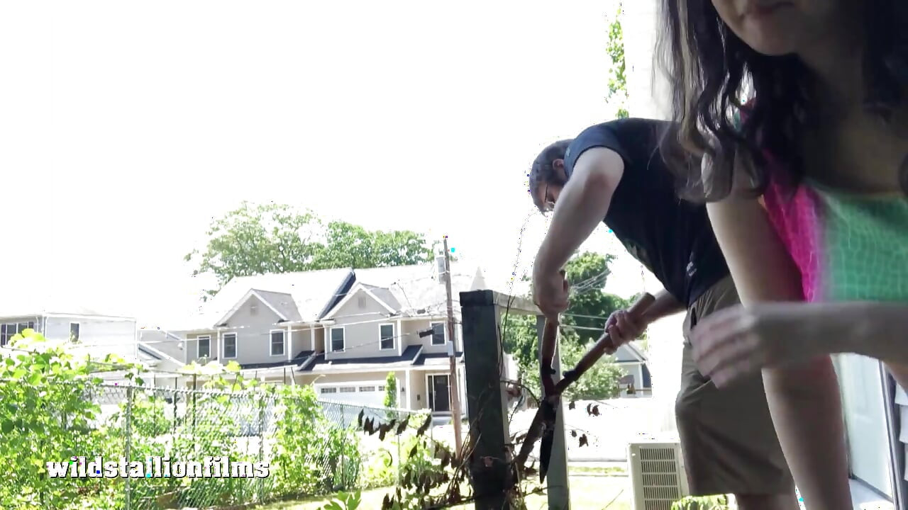 Berkebun seksi dibimbing Alexandria Wu