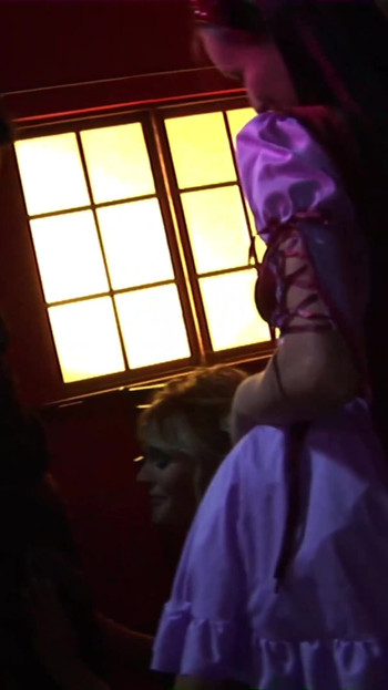 Sa grosse bite suffit à satisfaire trois nanas à la fois | Clip 1