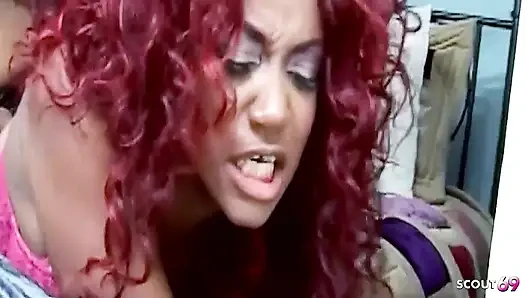 Kızıl saçlı zenci orta yaşlı seksi kadın Sinnamon Love kıllı amından ve sıkı göt deliğinden sikiliyor