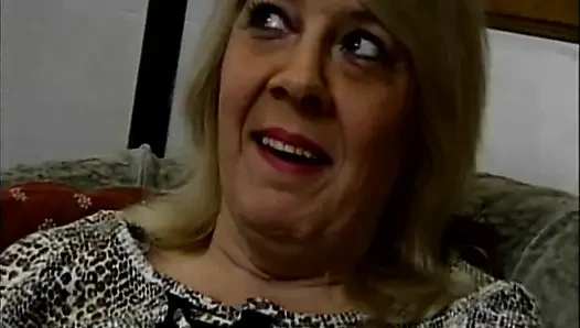 Geile MILf squirtet wild aus tiefer fisting-action