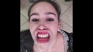 Empregada francesa tenta engolir seu próprio mijo através de um retrator labial