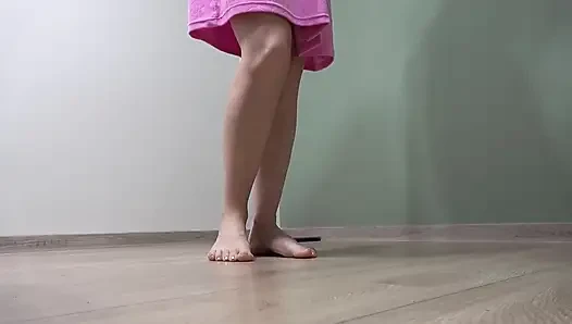 Giantess Housewife Anna Shows Her Feet