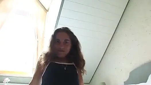 Brünettes teen mit kleinen titten liebt es, ihre nasse muschi zu reiben