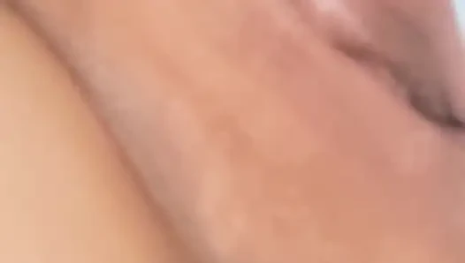 Üvey annenin yasak yarağı titreyen götüne dokunuyor