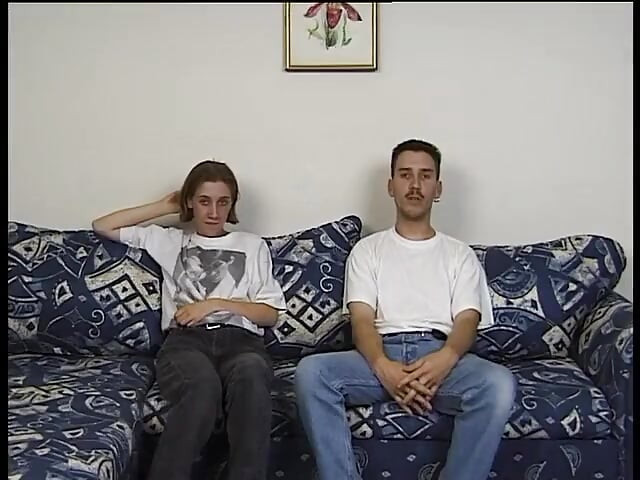 Une brune amateur poilue chevauche la bite de son copain