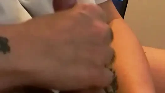 Crot banyak banget setelah ngocok kontol buru-buru sambil nonton tv bareng-bareng