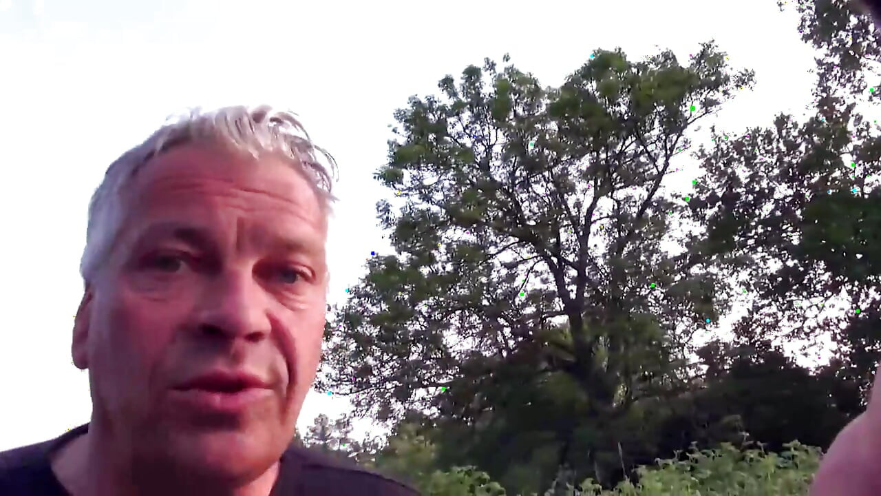 Mooie vreemdeling neukt twee jongens buitenshuis