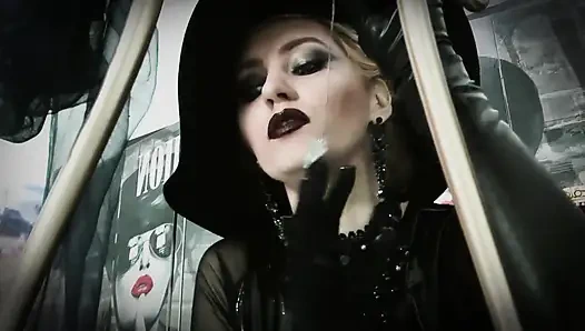 Запуганная под недоумением