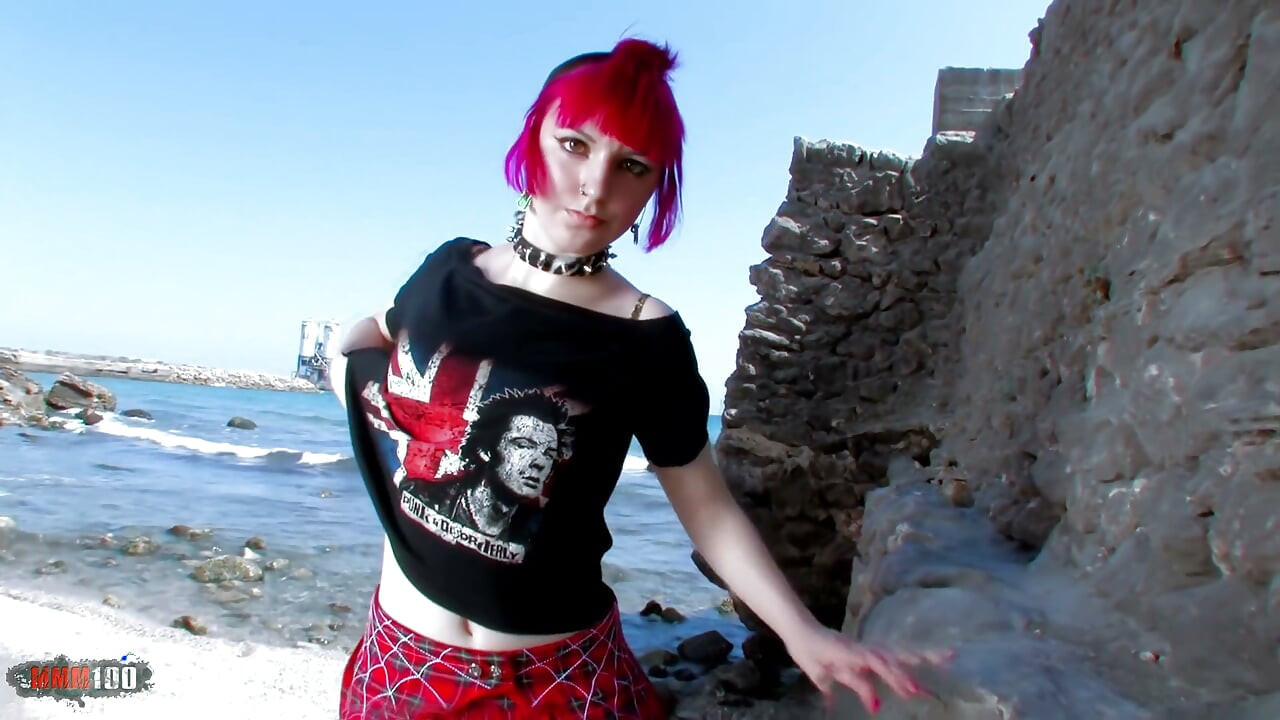 Lola Punk: geweldige roodharige tiener Lola Punk doet een strip in de rocks