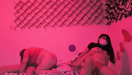 İki çift Hindistanlı ucuz fahişelerle aynı anda sikişiyor