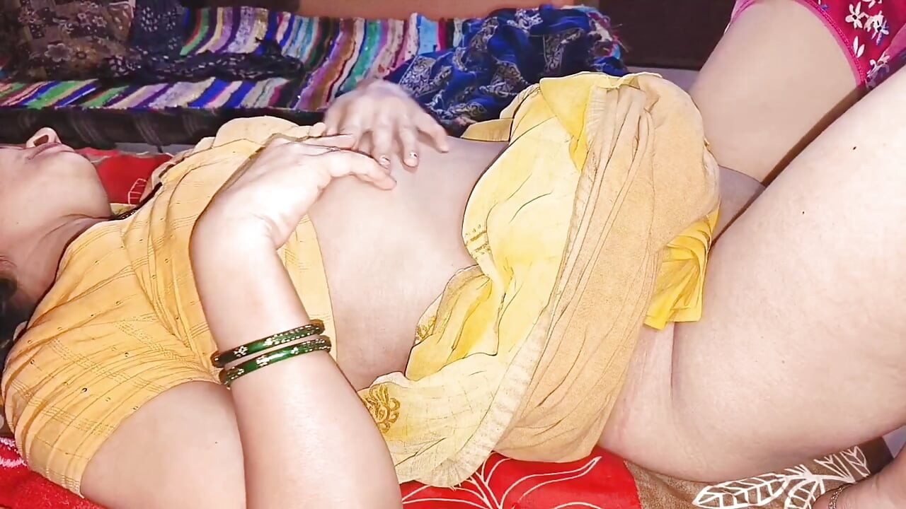 Janvi Bhabhi впервые трахнул ее сводный брат в его спальне