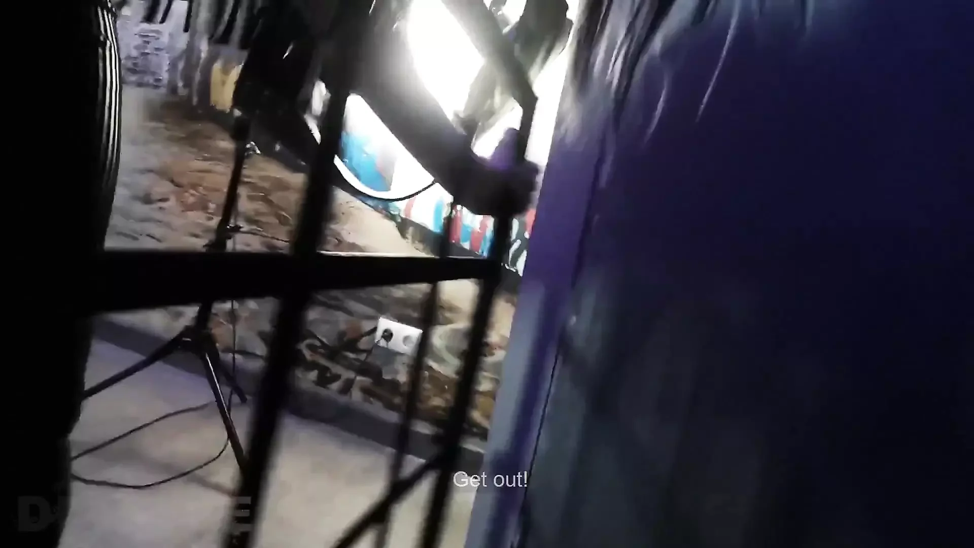בחורה מקועקעת אליאה סמסא נותנת ראש כמו מקצוענית