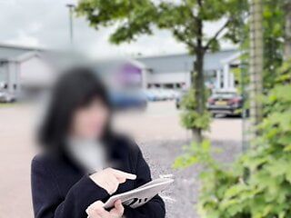 Interview de rue. Une vraie fille inconnue répond à des questions intimes et se fait masturber devant la caméra