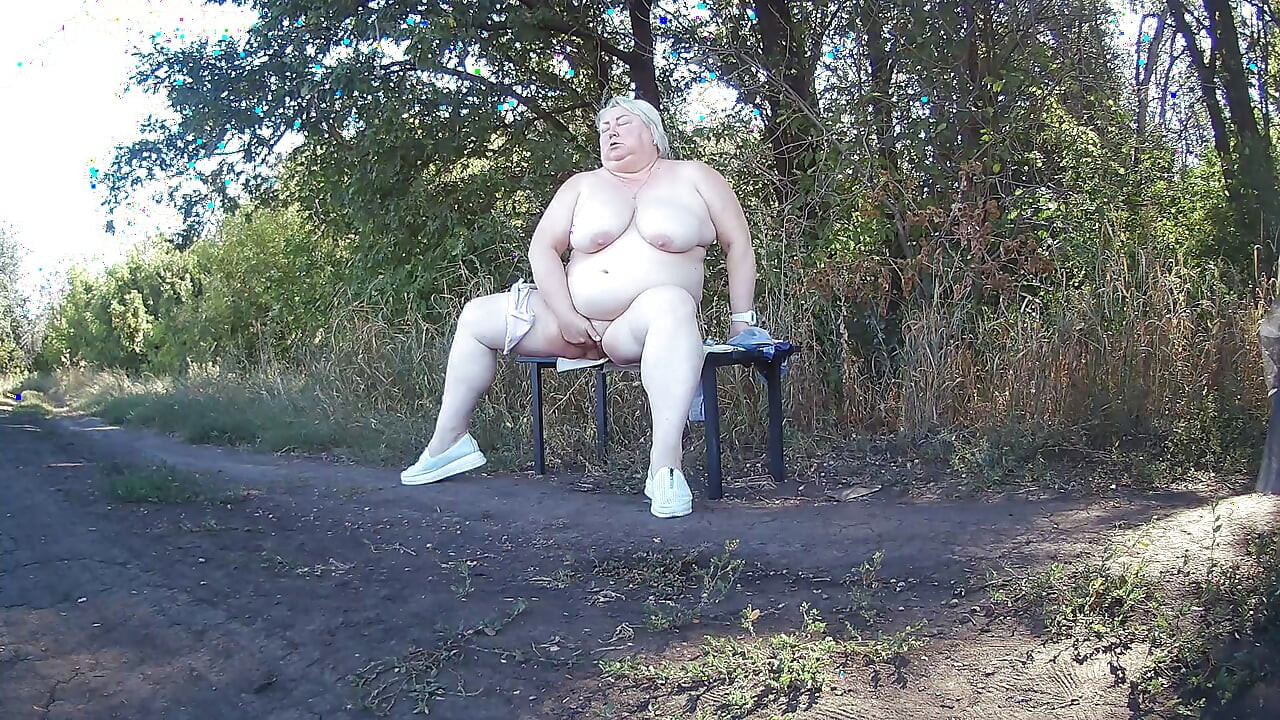 Svekrva u parku se skida i masturbira do orgazma na klupi