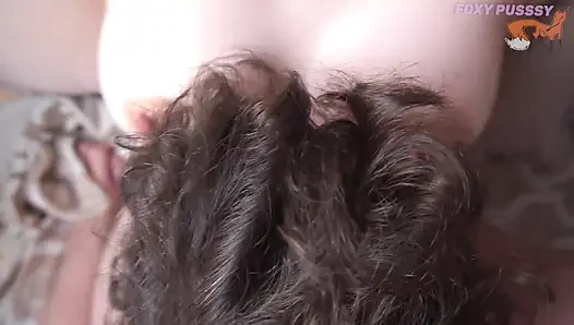 Cewek ini lagi asik nyepong dan ngentot pentilnya yang lembut