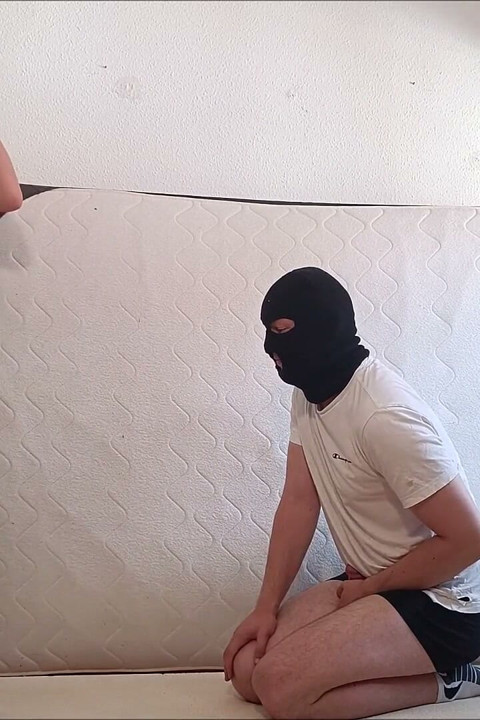 Σκληρές κλωτσιές από αυτήν στις μπάλες