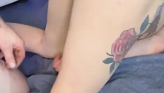 Yaramaz üvey anne kocasını oğullarıyla aldatıyor üvey baba