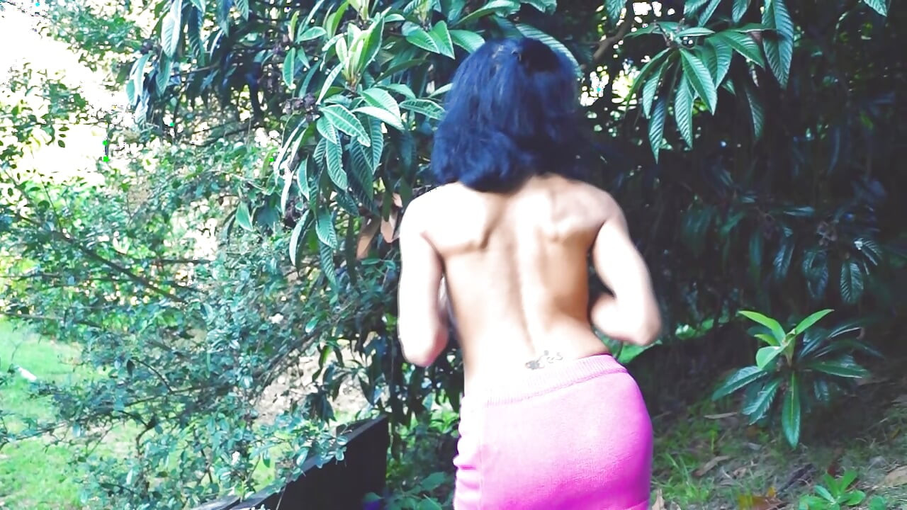 Solo žensko dvorište striptiz i javni egzibicionizam