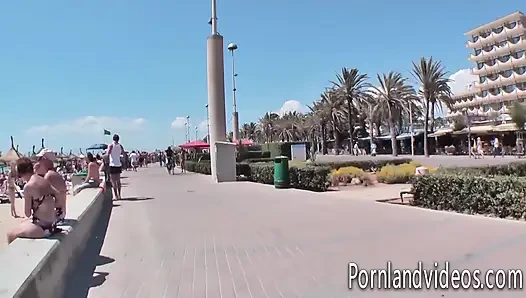 Sahilde buluşan genç sürtük Susi mastürbasyon yapıyor ve sakso çekiyor