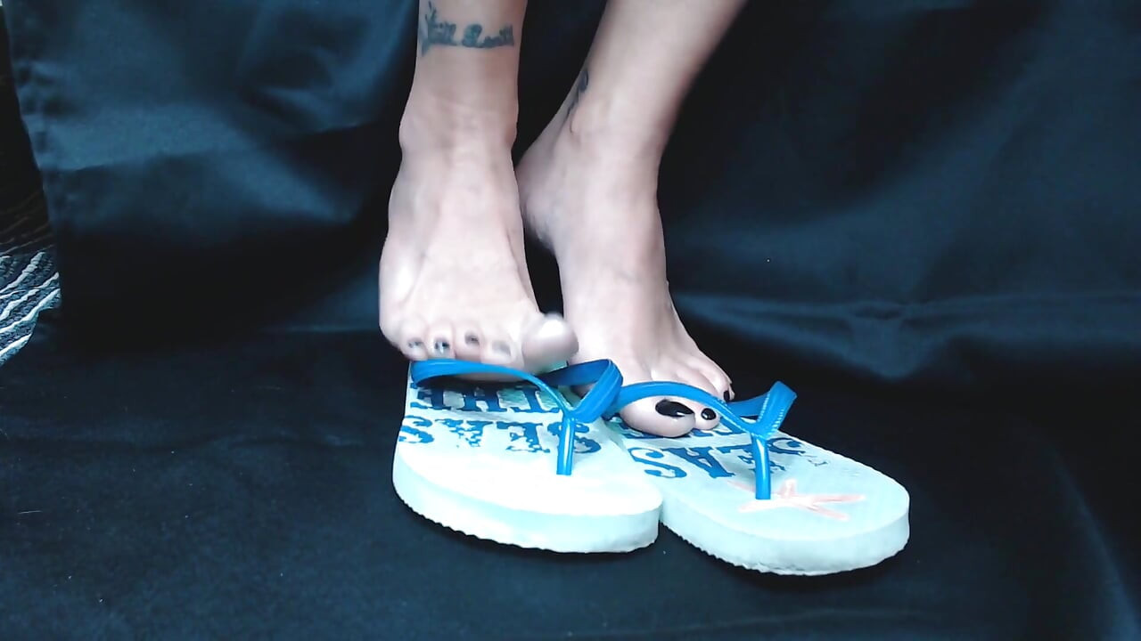 Blaue gummi flip-flops schuhspiel
