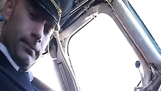Randy pilot seksi esmeri kokpitte okşuyor