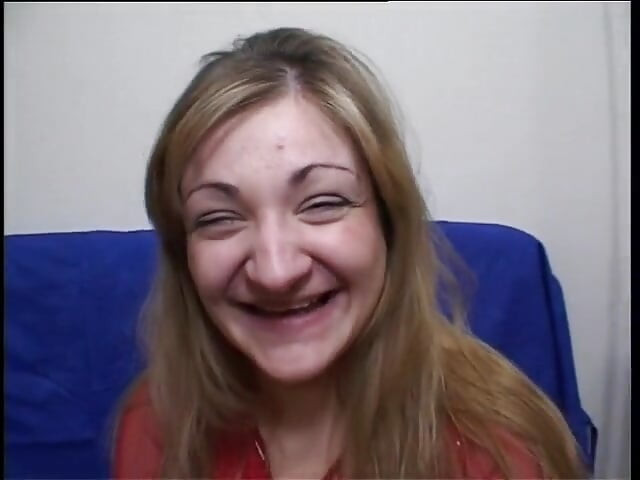 זונה בלונדינית מוצצת זין בפעולה POV בליהוק