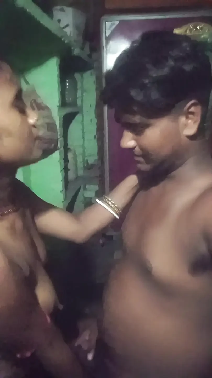 Malik Ne ghar mein bulakar naukrani Ko pel Diya naukrani bhi khoob maje se pilvane lagi naukrani boli aaj to maja a Gaya