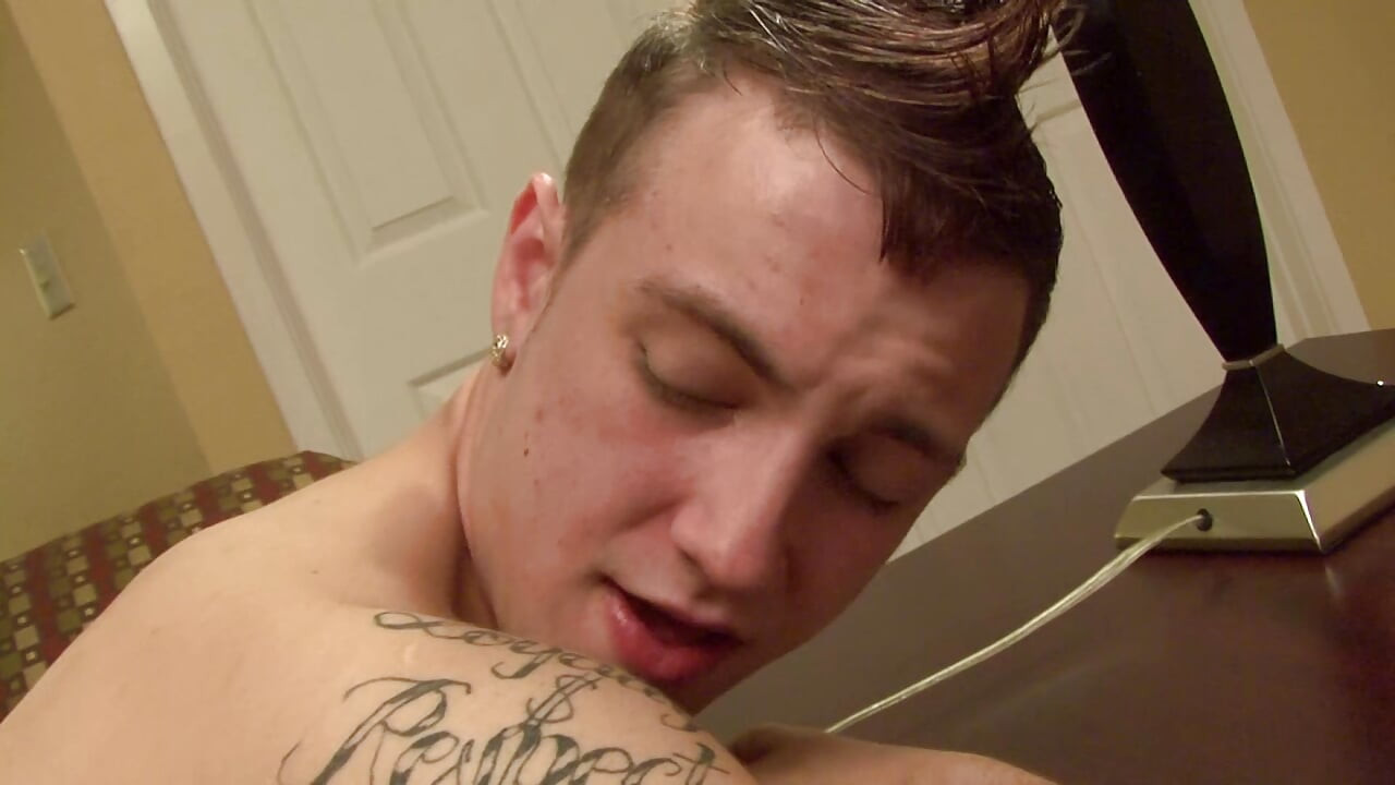 Cowok sange ini lagi asik nyepong kontol